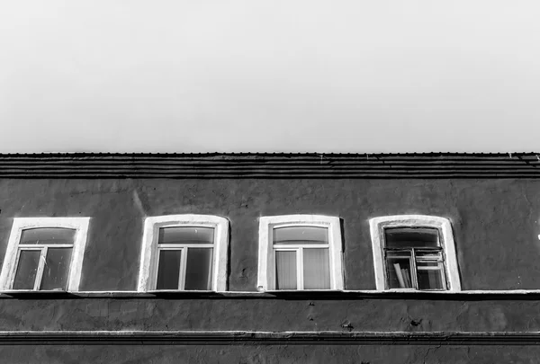 Edifício preto e branco com céu — Fotografia de Stock