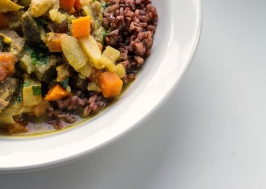 Beyaz Arka Plan Üzerinde Ev Yapımı Beef Curry