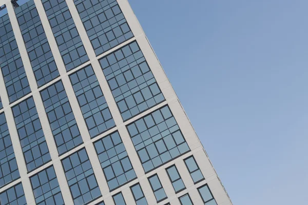 Modern High Rise glasbyggnad och blå himmel — Stockfoto