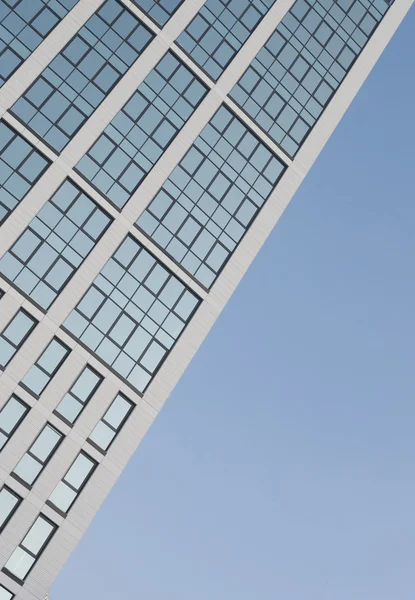 现代高层玻璃建筑和蓝蓝的天空 — 图库照片