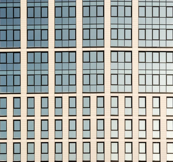 현대 높은 상승 유리 건물과 푸른 하늘 — 스톡 사진