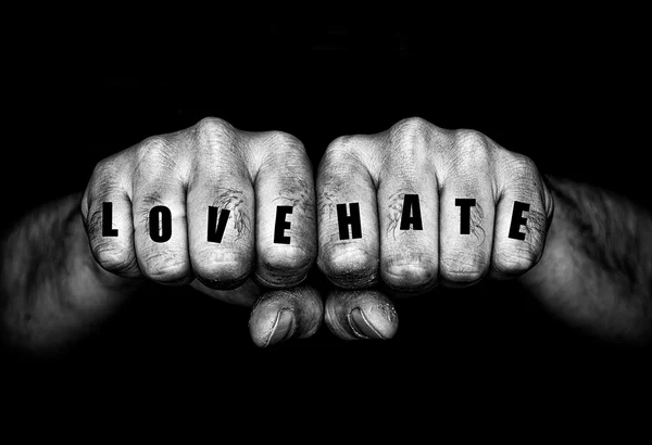 Thugs amor e ódio tatuagem punhos — Fotografia de Stock