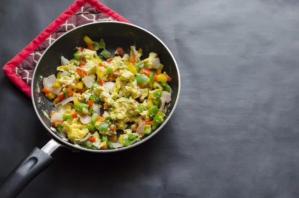 Oeufs brouillés dans une casserole — Photo