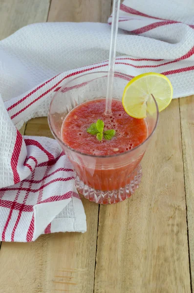 Jus de pastèque dans un verre — Photo