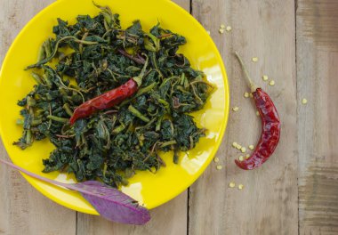 Kırmızı ıspanak karıştırın kızarmış biber ile