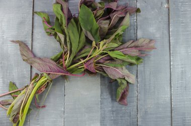 bir demet kırmızı ıspanak