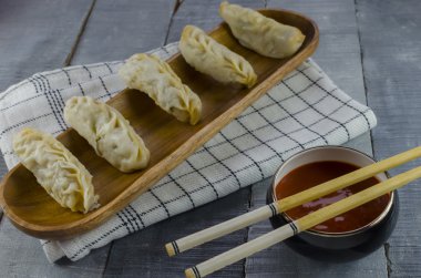 Kırmızı soğuk soslu buğulama momo