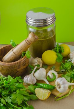 Kişniş nane turşusu bir kavanoz içinde