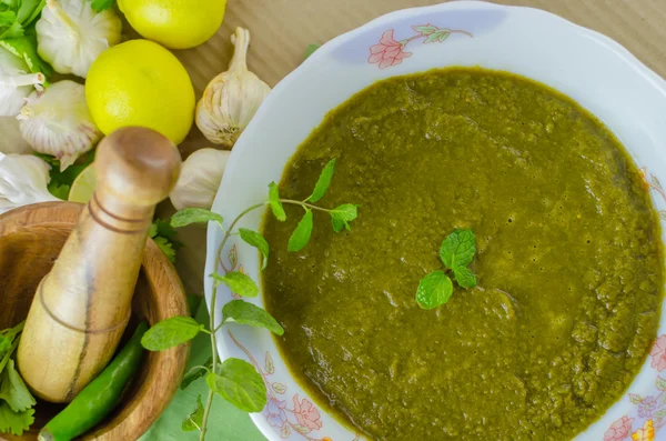 Vers gemaakte koriander en munt chutney in een kom — Stockfoto