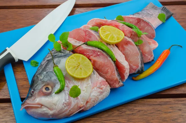Ryby na deski do krojenia — Zdjęcie stockowe