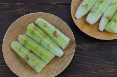 Salatalık siyah tuz ile.