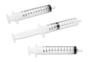Beyaz arkaplanda izole edilmiş şırınga plastiği seti, yol resmi kırpılıyor