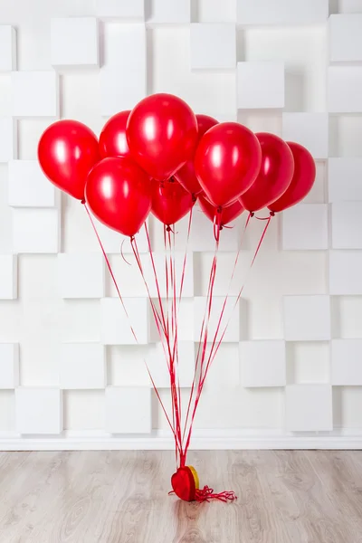 Odada kırmızı balonlar