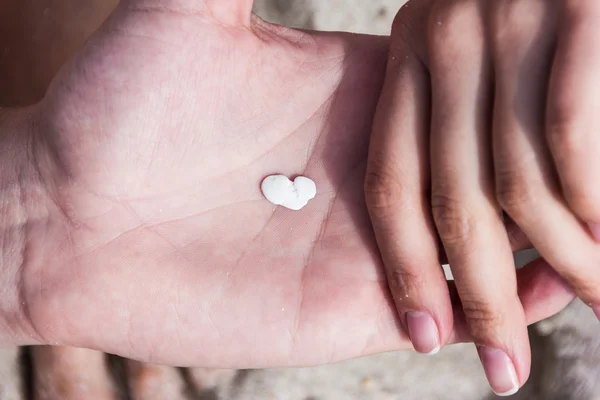 Steinernes Herz in der Hand eines Mannes — Stockfoto