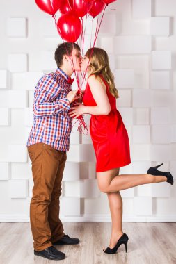 Adam ve kız kırmızı topları ile