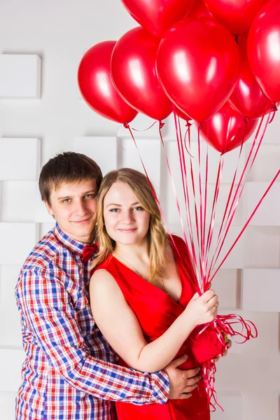 Jongen en meisje met rode ballen — Stockfoto