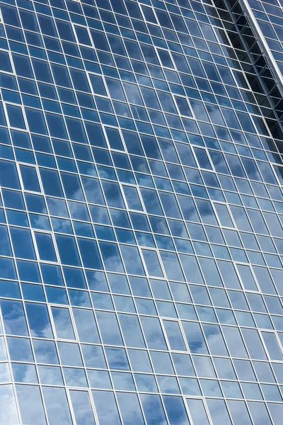 La façade vitrée d'un grand bâtiment — Photo