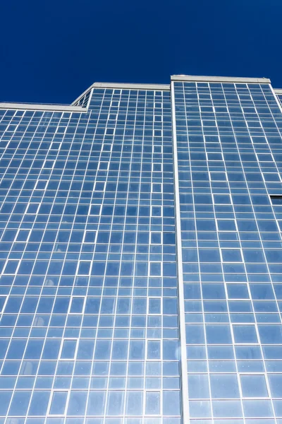 La façade vitrée d'un grand bâtiment — Photo