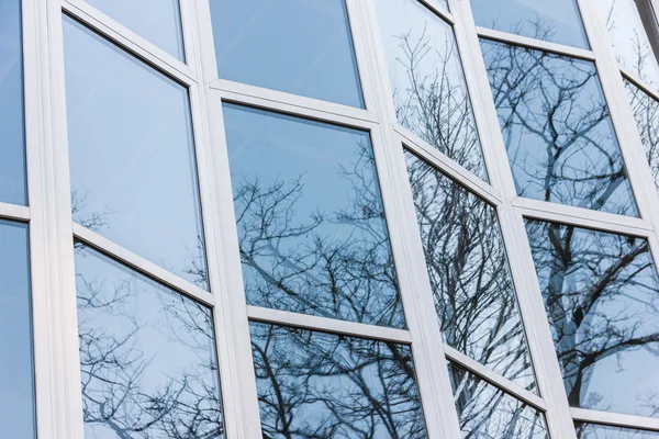 A fachada de vidro de um edifício alto — Fotografia de Stock