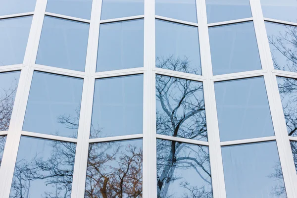 La façade vitrée d'un grand bâtiment — Photo