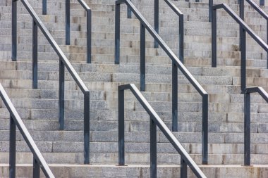 Siyah metal korkuluk ile taş merdiven