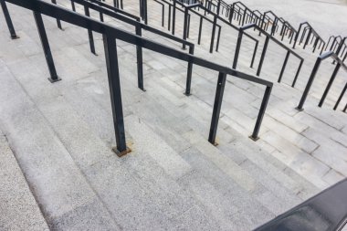 Siyah metal korkuluk ile taş merdiven