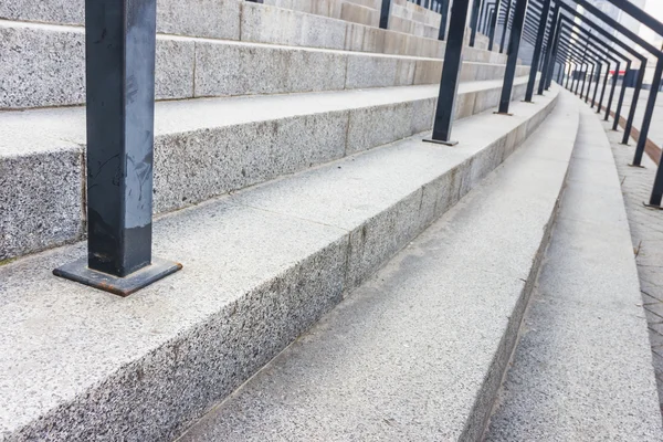 Siyah metal korkuluk ile taş merdiven — Stok fotoğraf