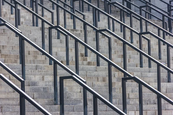 Kamienia kroki z czarnego metalu balustrady — Zdjęcie stockowe