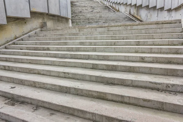 Büyük gri taş adımları açık