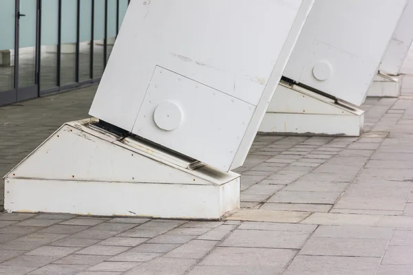 Grandes columnas de metal blanco primer plano al aire libre — Foto de Stock