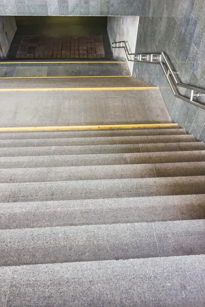 Grandes escalones de piedra gris al aire libre —  Fotos de Stock