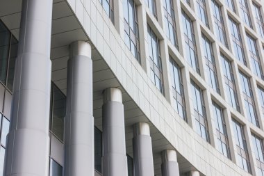 Büyük metal sütunları açık havada bakış