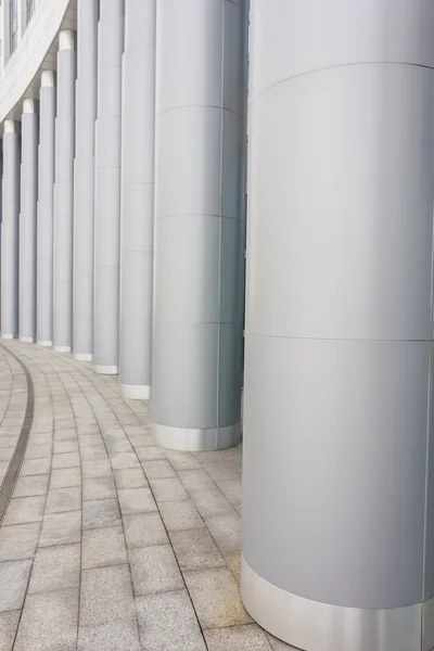 Grandes colonnes métalliques à l'extérieur gros plan — Photo