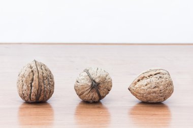 ahşap arka planda cevizler