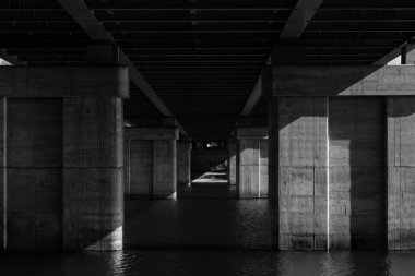 Otomotiv köprü altında karanlık kentsel sahne