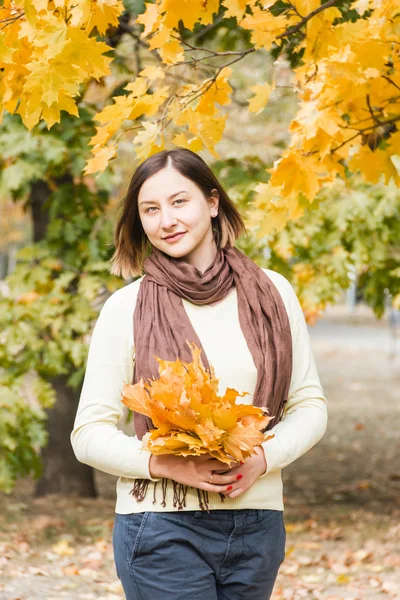 Belles femmes brunes dans le parc d'automne sur un fond de feuilles — Photo