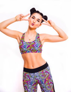 Neşeyle gülümseyen sportif kadın