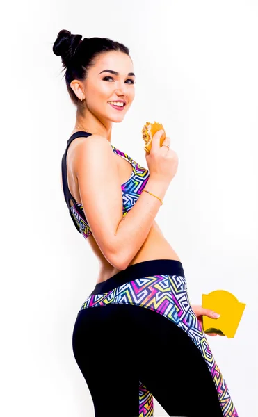 Sexy atlética mujer comiendo hamburguesa — Foto de Stock