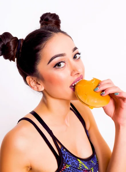 Sexy atlética mujer comiendo hamburguesa — Foto de Stock