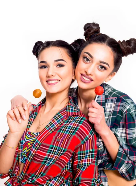 Портрет двох молодих красивих дівчат-гіпстерів — стокове фото