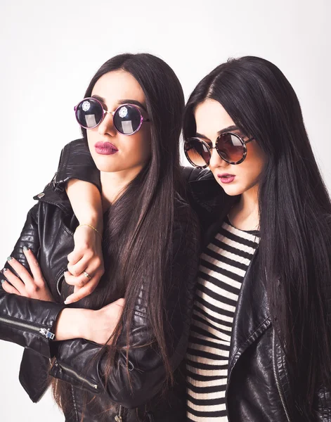 Сестри близнюки в окулярах для сонця хіпстера — стокове фото