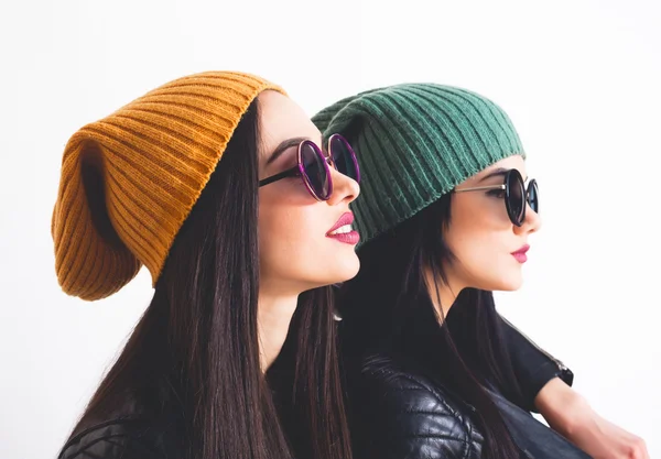 Portrait de deux jeunes jolies filles hipster — Photo