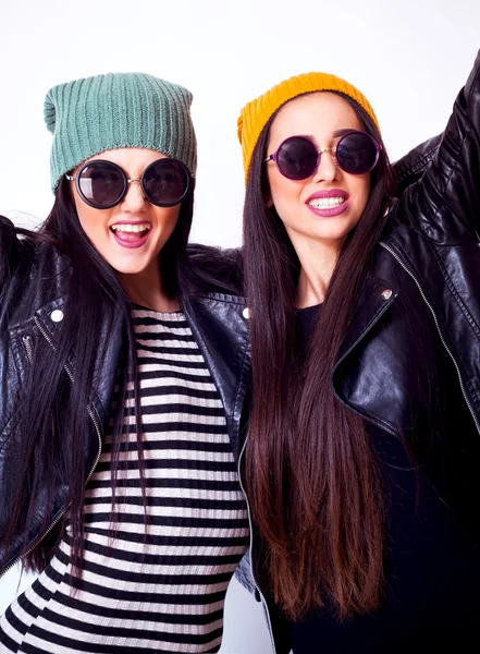 Portrait de deux jeunes jolies filles hipster — Photo