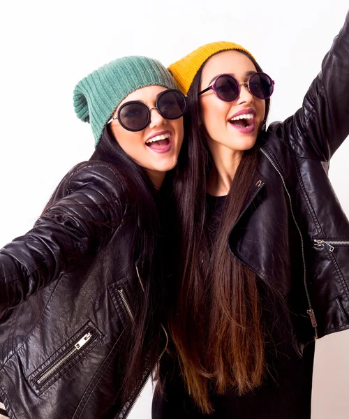 Portrait de deux jeunes jolies filles hipster — Photo