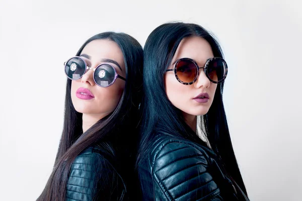 Sisters twins in hipster sunglasses — Stock Photo, Image