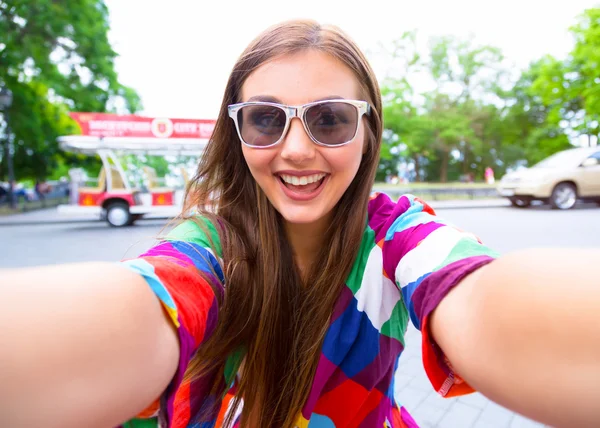 Gros plan de tendance drôle visage de fille dans les lunettes de soleil fait selfie photo.Pretty jeune touriste femelle prend selfie de voyage à Odessa.Outdoor portrait de jolie fille étudiante prenant un selfie . — Photo