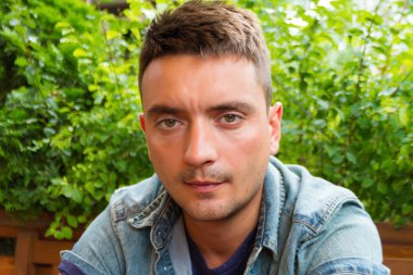 Zeki ve ciddi bir gencin portresi.