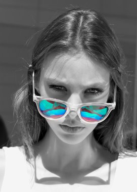 Genç kadın moda portre kadar kapatın.