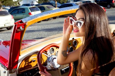 Güzel seksi şık esmer kız portresi yaz