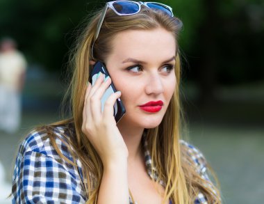 Kadın telefonu söz yaz yakın çekim portresi